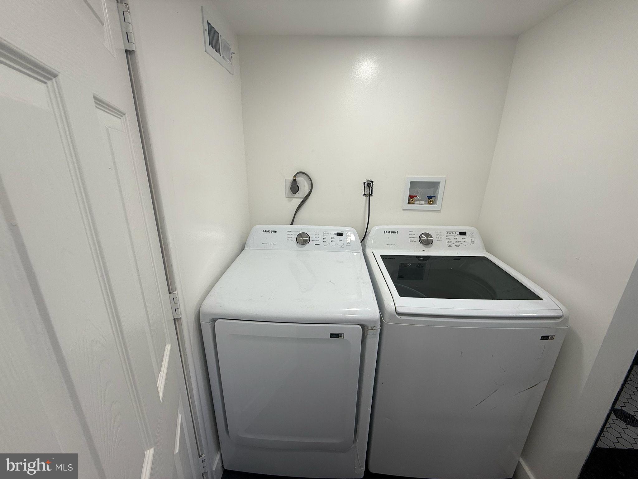 894 Sanger Street Philadelphia, PA 19124 - Photo 29 of 35 a utility room with dryer and washer