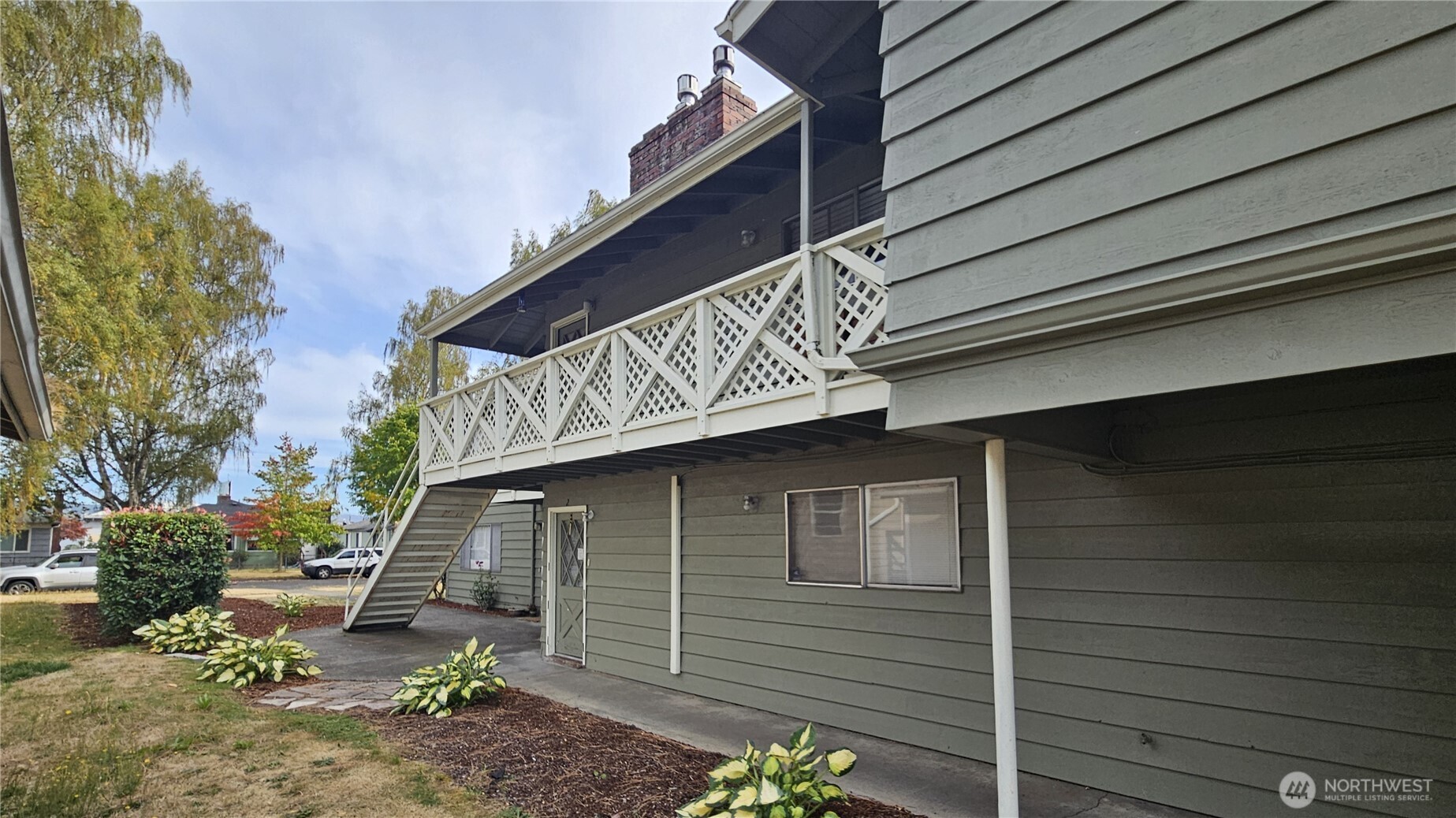 1023 16th Avenue Longview, WA 98632 - Photo 2 of 10 a front view of a house with garden