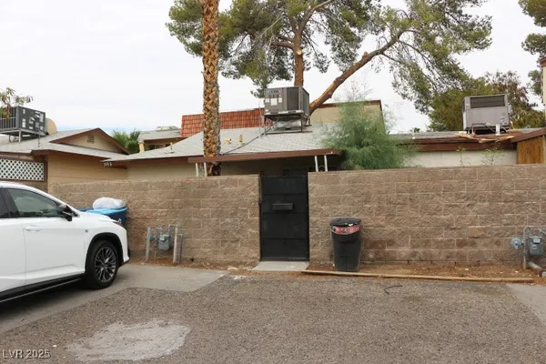 $995 | 3955 Visby Lane, Las Vegas, NV 89119