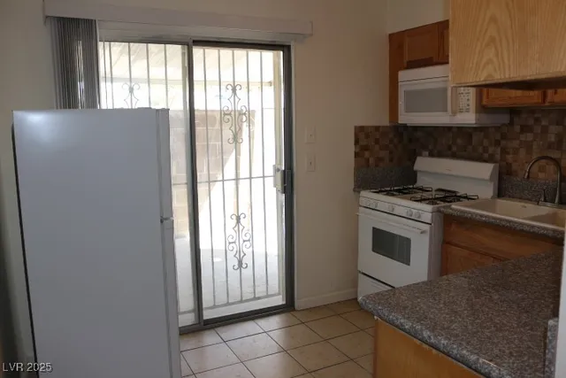 $995 | 3955 Visby Lane, Las Vegas, NV 89119