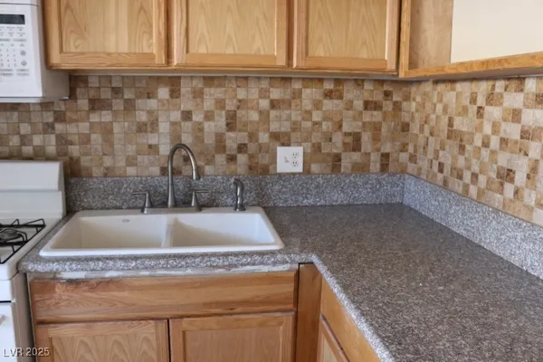 $995 | 3955 Visby Lane, Las Vegas, NV 89119