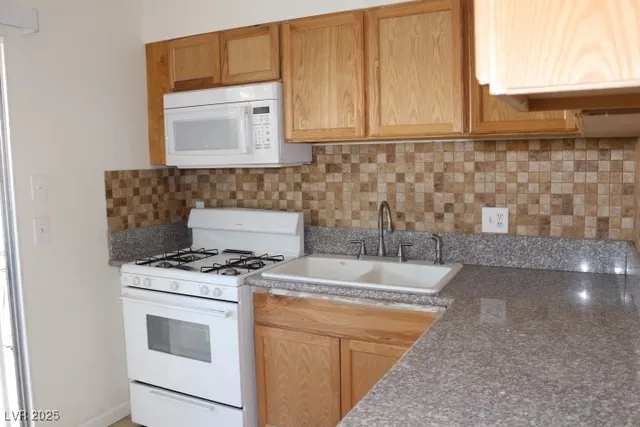 $995 | 3955 Visby Lane, Las Vegas, NV 89119