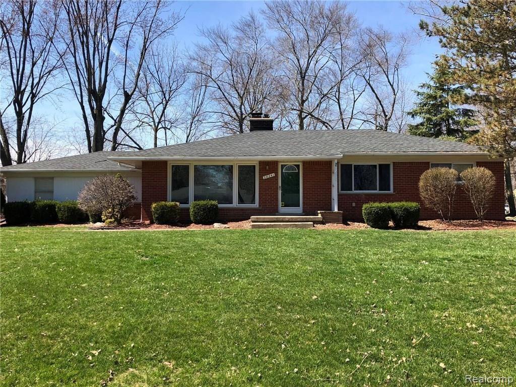 28241 Quail Hollow Road Farmington Hills, MI 48331 - Photo 2 of 21