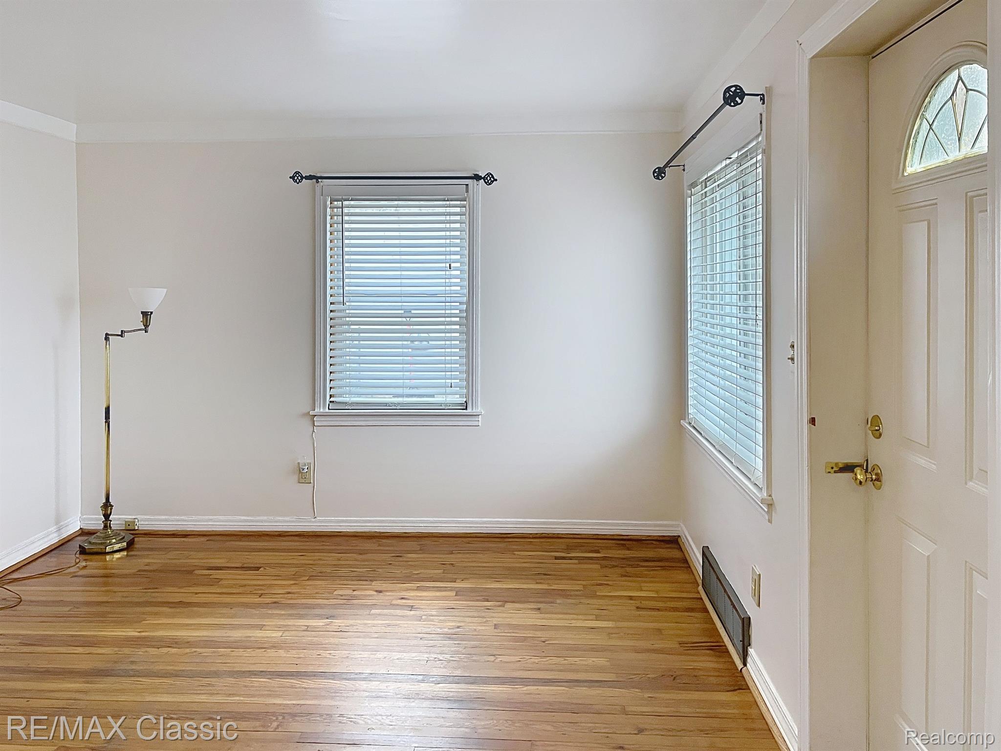 20129 Rensellor Street Livonia, MI 48152 - Photo 5 of 26 Living room with beautiful natural lighting