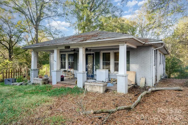a view of a house with backyard and porch