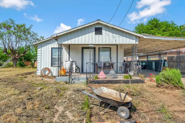 a view of a house with backyard
