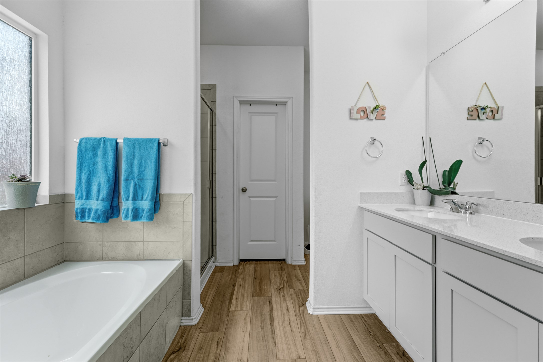 413 Perfect World Loop Jarrell, TX 76537 - Photo 19 of 39 A pristine bath features a large soaking tub and contemporary double vanity.