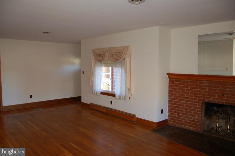 921 Braxton Road Front Royal, VA 22630 - Photo 4 of 30 Living Room