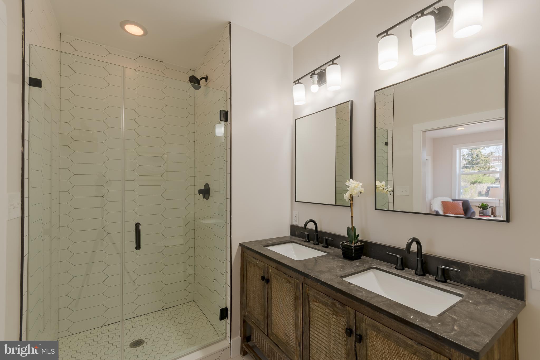 781 Columbia Road Northwest, Unit 2 Washington, DC 20001 - Photo 10 of 16 Bath (Master)