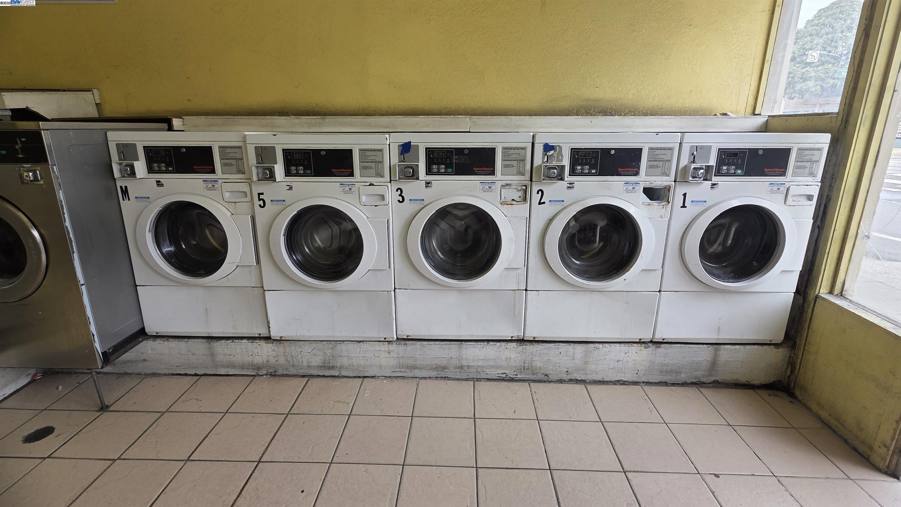 6246 3rd Street San Francisco, CA 94124 - Photo 6 of 8 a utility room with dryer and washer