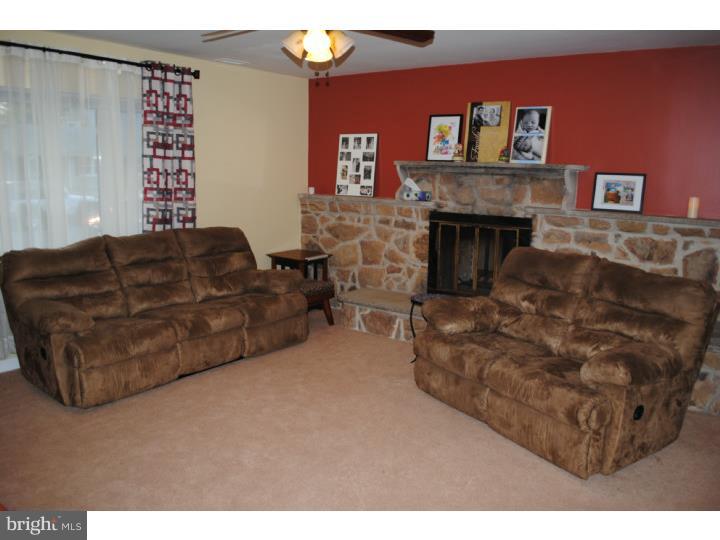 38 Iris Road Levittown, PA 19057 - Photo 4 of 25 Living Room