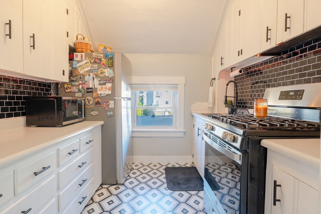 8 Gladding Place Fall River, MA 02721 - Photo 10 of 40 Gallery Image 10