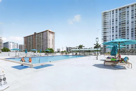 $429,000 | 230 174th Street, Unit 902, Sunny Isles Beach, FL 33160
