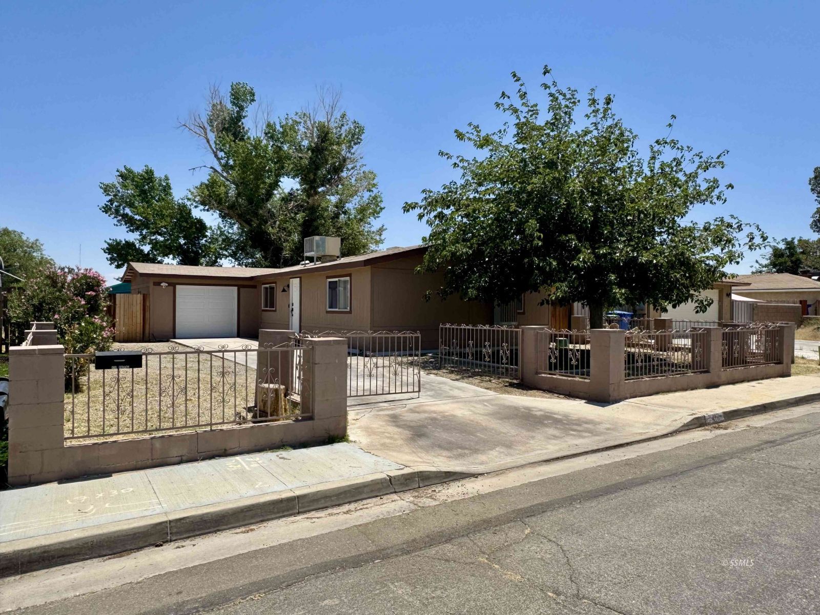 416 South Valley Street Ridgecrest, CA 93555 - Photo 3 of 23