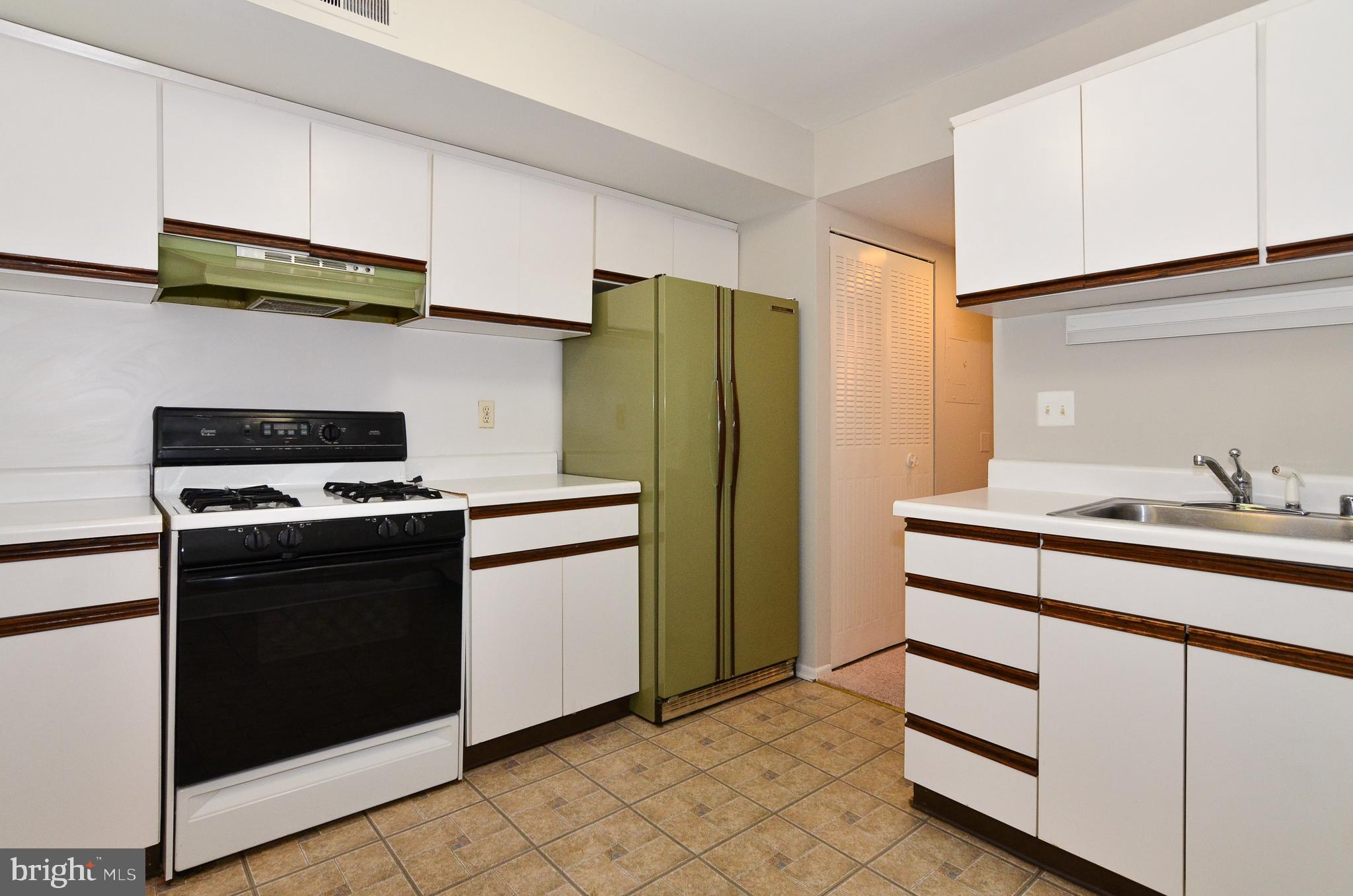 2073 Royal Fern Court, Unit 11B Reston, VA 20191 - Photo 9 of 22 Kitchen