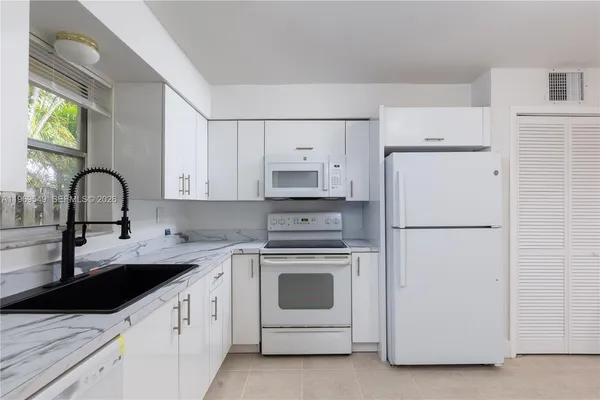 $2,300 | 129 Southeast 4th Street, Unit 2, Hallandale Beach, FL 33009