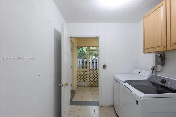 $2,300 | 129 Southeast 4th Street, Unit 2, Hallandale Beach, FL 33009