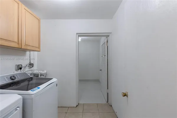 $2,300 | 129 Southeast 4th Street, Unit 2, Hallandale Beach, FL 33009