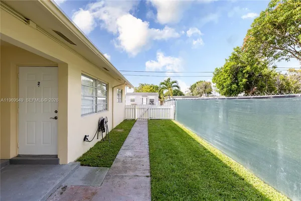 $2,300 | 129 Southeast 4th Street, Unit 2, Hallandale Beach, FL 33009