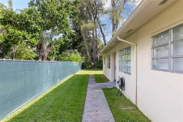 $2,300 | 129 Southeast 4th Street, Unit 2, Hallandale Beach, FL 33009