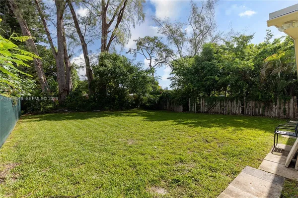 $2,300 | 129 Southeast 4th Street, Unit 2, Hallandale Beach, FL 33009