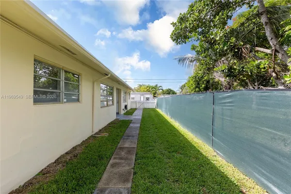 $2,300 | 129 Southeast 4th Street, Unit 2, Hallandale Beach, FL 33009