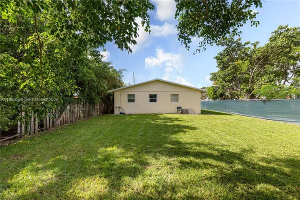 $2,300 | 129 Southeast 4th Street, Unit 2, Hallandale Beach, FL 33009