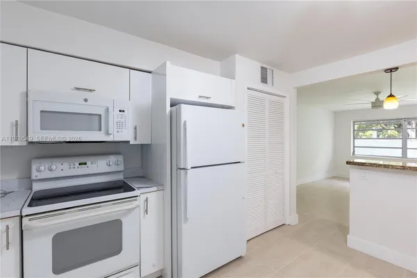 $2,300 | 129 Southeast 4th Street, Unit 2, Hallandale Beach, FL 33009