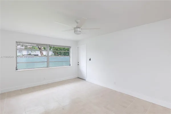 $2,300 | 129 Southeast 4th Street, Unit 2, Hallandale Beach, FL 33009