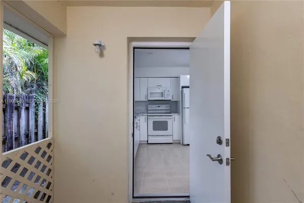 $2,300 | 129 Southeast 4th Street, Unit 2, Hallandale Beach, FL 33009