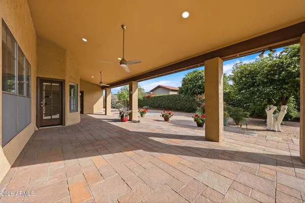 a view of entryway with garden