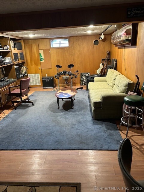 62 Cedarwood Road Berlin, CT 06037 - Photo 32 of 37 a room with table and chairs