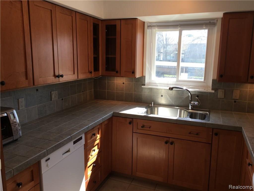 1962 Klingensmith Road, Unit 20B Bloomfield Hills, MI 48302 - Photo 8 of 21