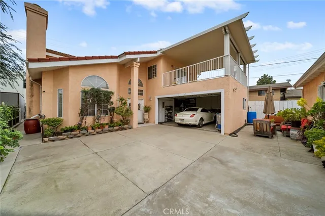 a view of a chairs and table in backyard