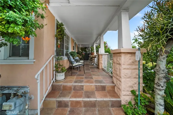 a view of entryway with outdoor area