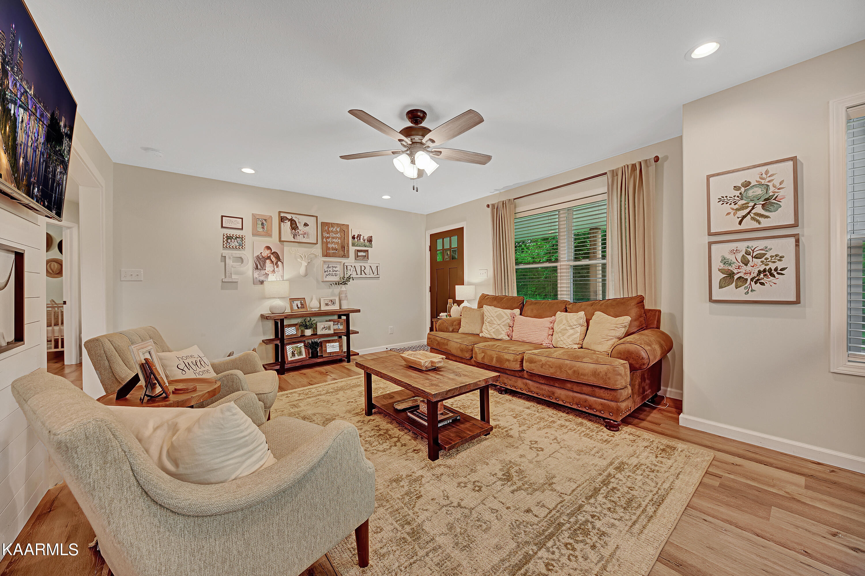 438 Keeble Road Maryville, TN 37804 - Photo 14 of 36 Living Room