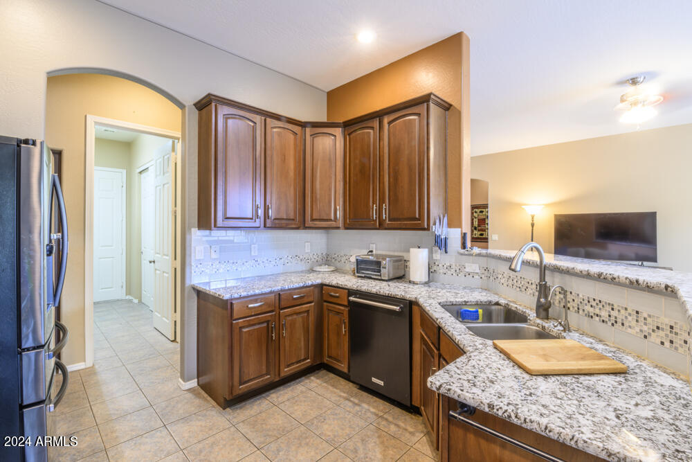 6635 Margam Road Prescott Valley, AZ 86314 - Photo 5 of 16 42" Raised Maple Cabinets