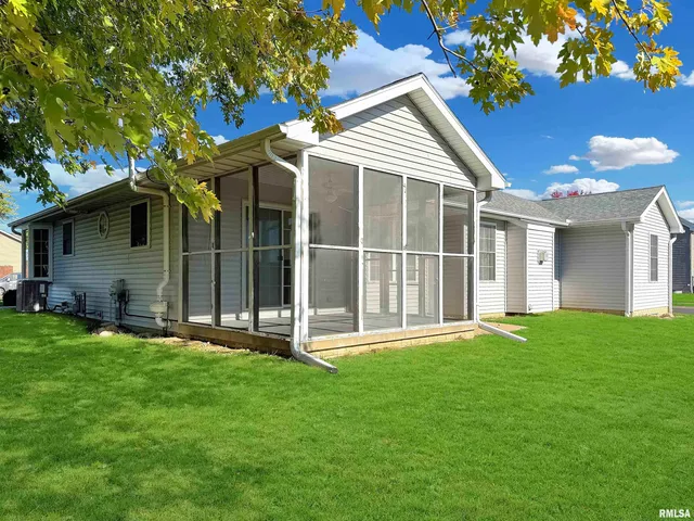 $360,000 | 1600 Kingsbury Road, Washington, IL 61571