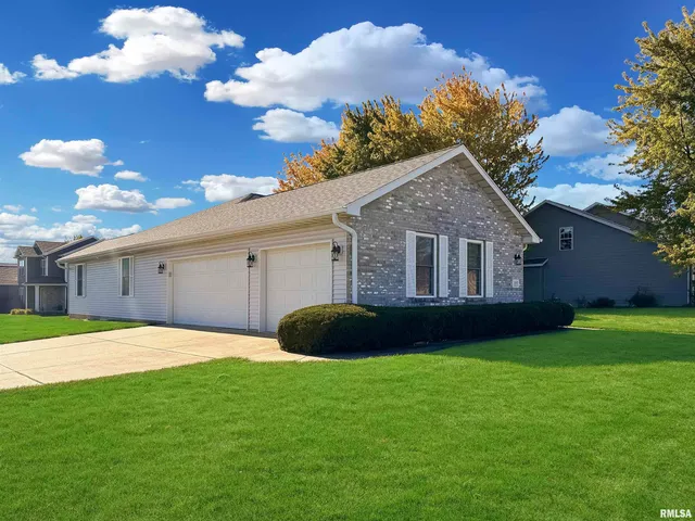 $360,000 | 1600 Kingsbury Road, Washington, IL 61571