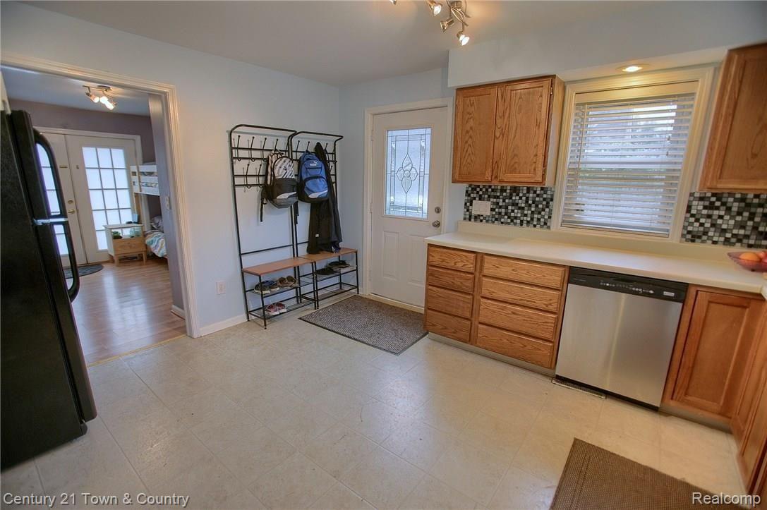 3143 Crooks Road Rochester, MI 48309 - Photo 4 of 23 Kitchen_3rd_View.jpg