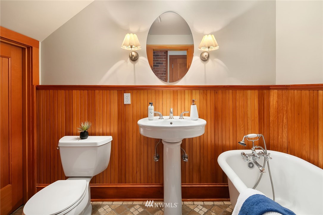 10700 Riviera Place Northeast Seattle, WA 98125 - Photo 14 of 22 Gallery Image 14