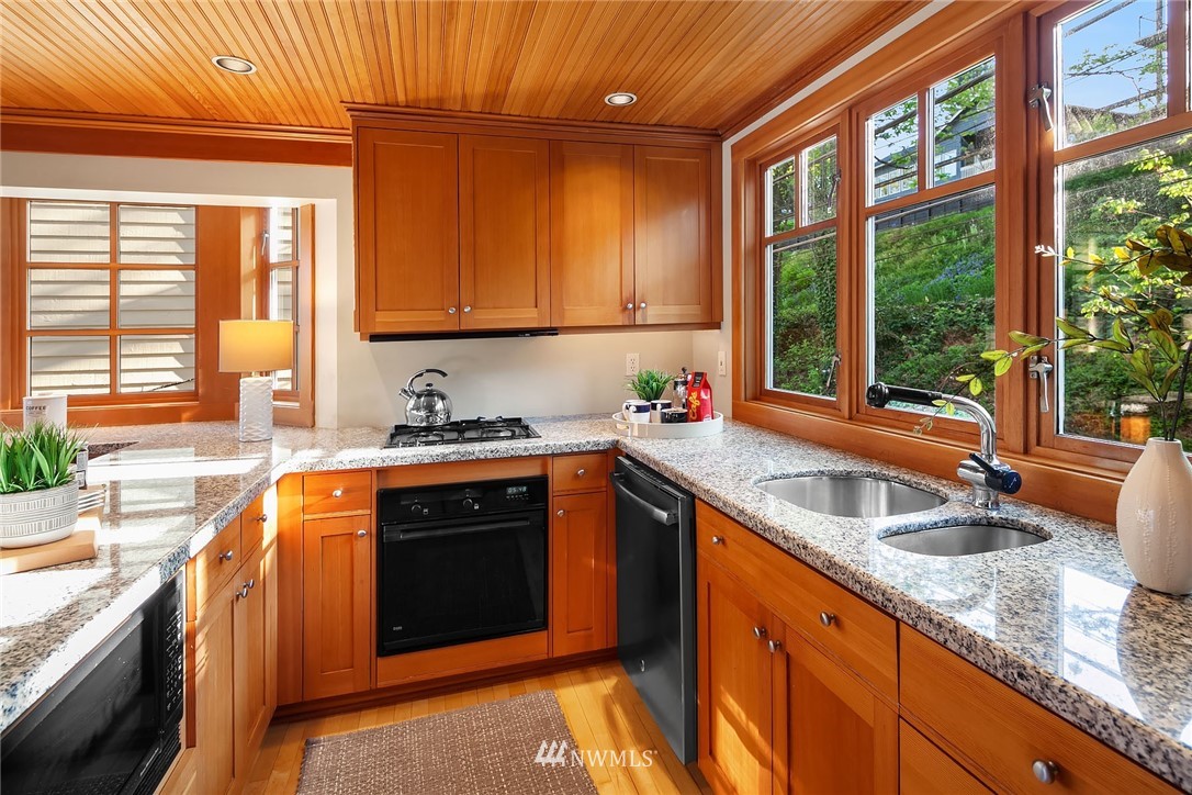 10700 Riviera Place Northeast Seattle, WA 98125 - Photo 7 of 22 Gallery Image 7