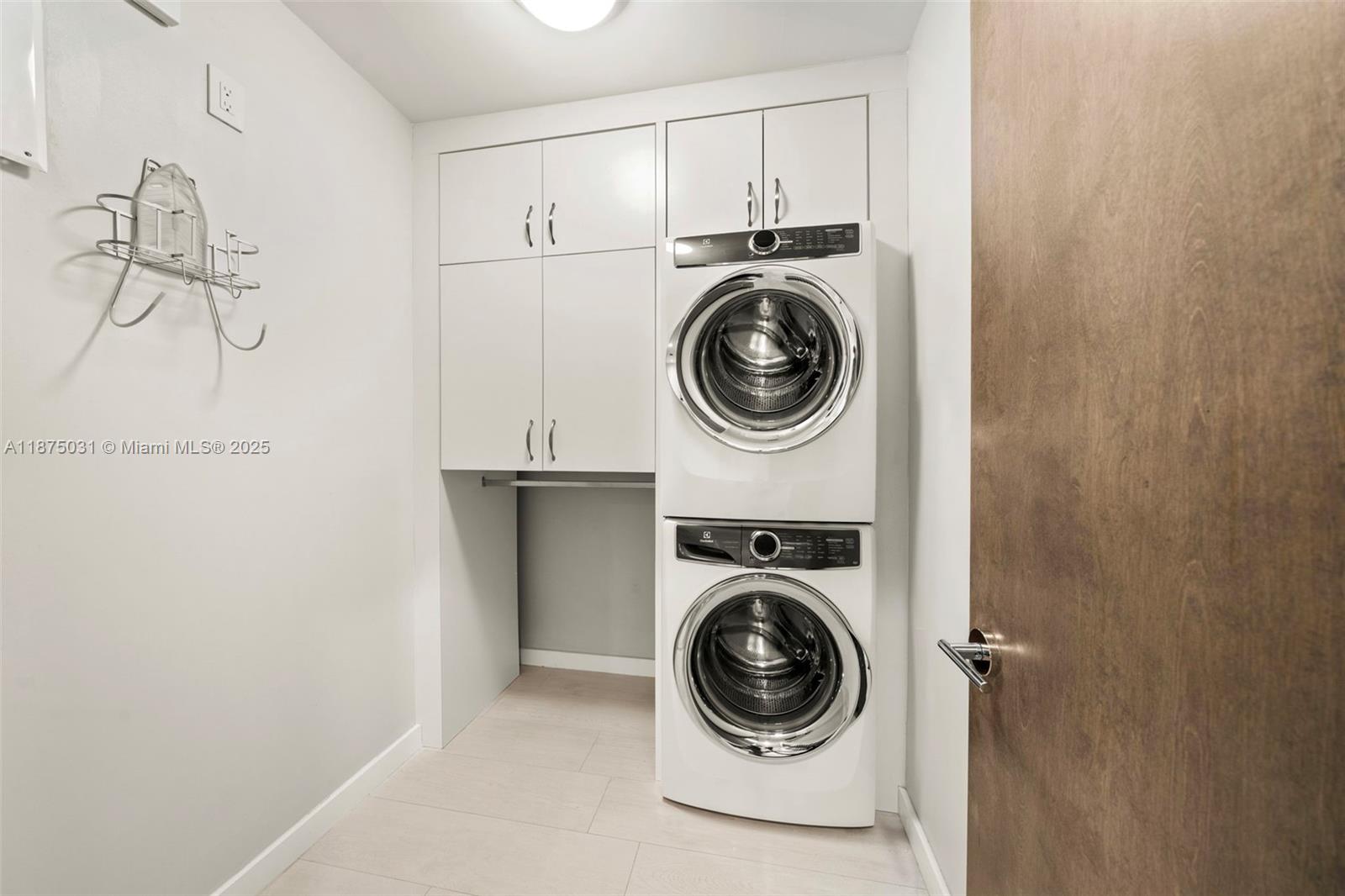 4380 Lake Road Miami, FL 33137 - Photo 21 of 61 a utility room with sink dryer and washer