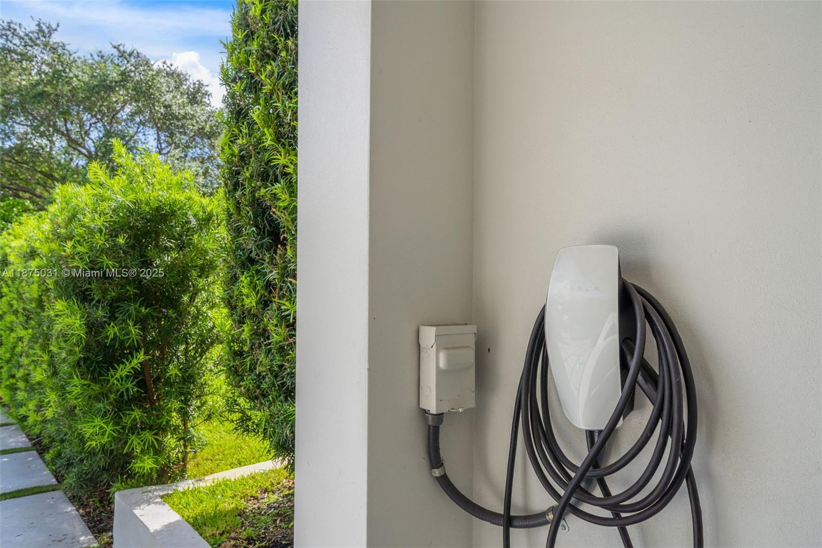 4380 Lake Road Miami, FL 33137 - Photo 34 of 61 a view of a mirror in a yard