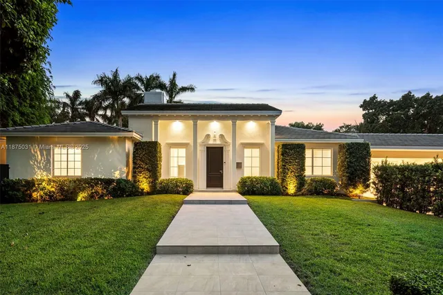 a view of a house with backyard and garden