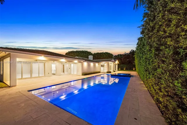 a view of a yard with plants
