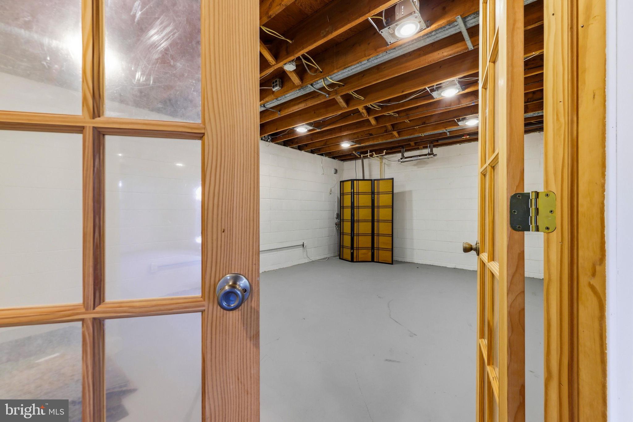 9101 Warfield Road Gaithersburg, MD 20882 - Photo 33 of 44 a view of small space