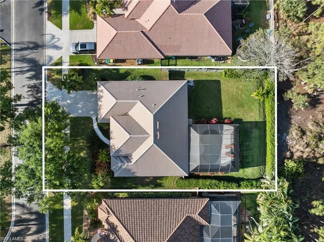 a view of a yard in front of house