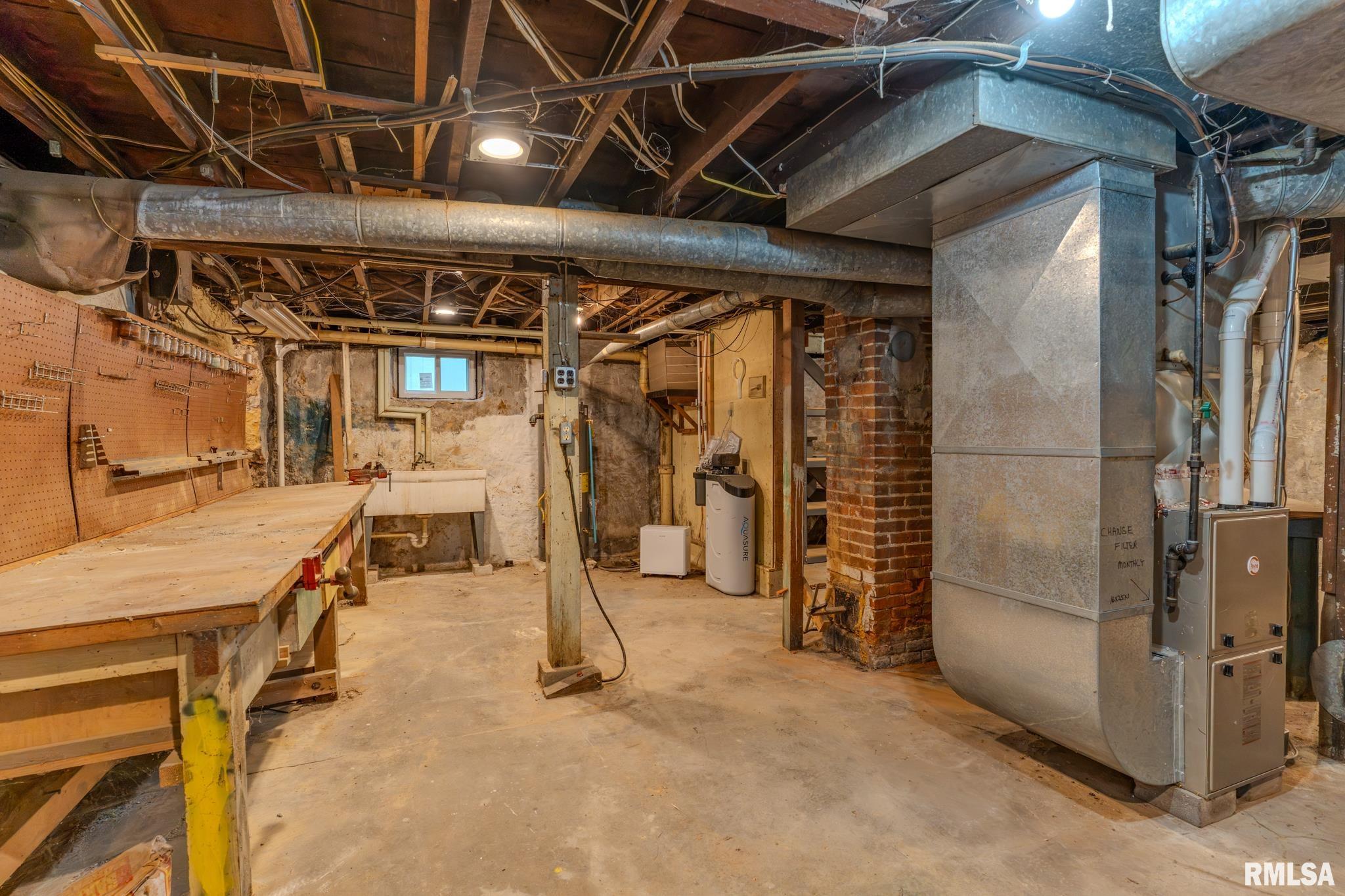 839 6th Avenue South Clinton, IA 52732 - Photo 28 of 33