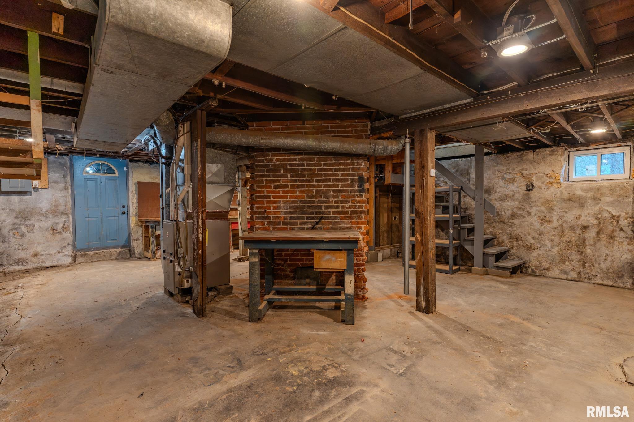 839 6th Avenue South Clinton, IA 52732 - Photo 29 of 33